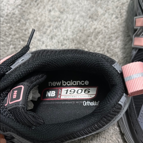 New Balance - Picture 2 of 3